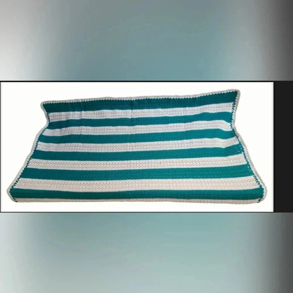 Crochet Afghan 54" X 74" Cottage Green Off White Holiday Farmhouse Christmas - Picture 4 of 6